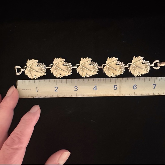 Elegant Silver / White Enamal Leaf Bracelet - Picture 2 of 7